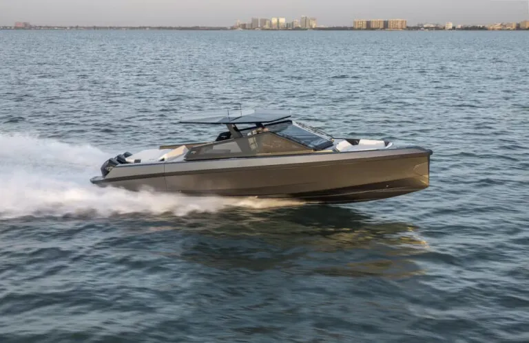 Wally Yachts wallytender43x on the water running