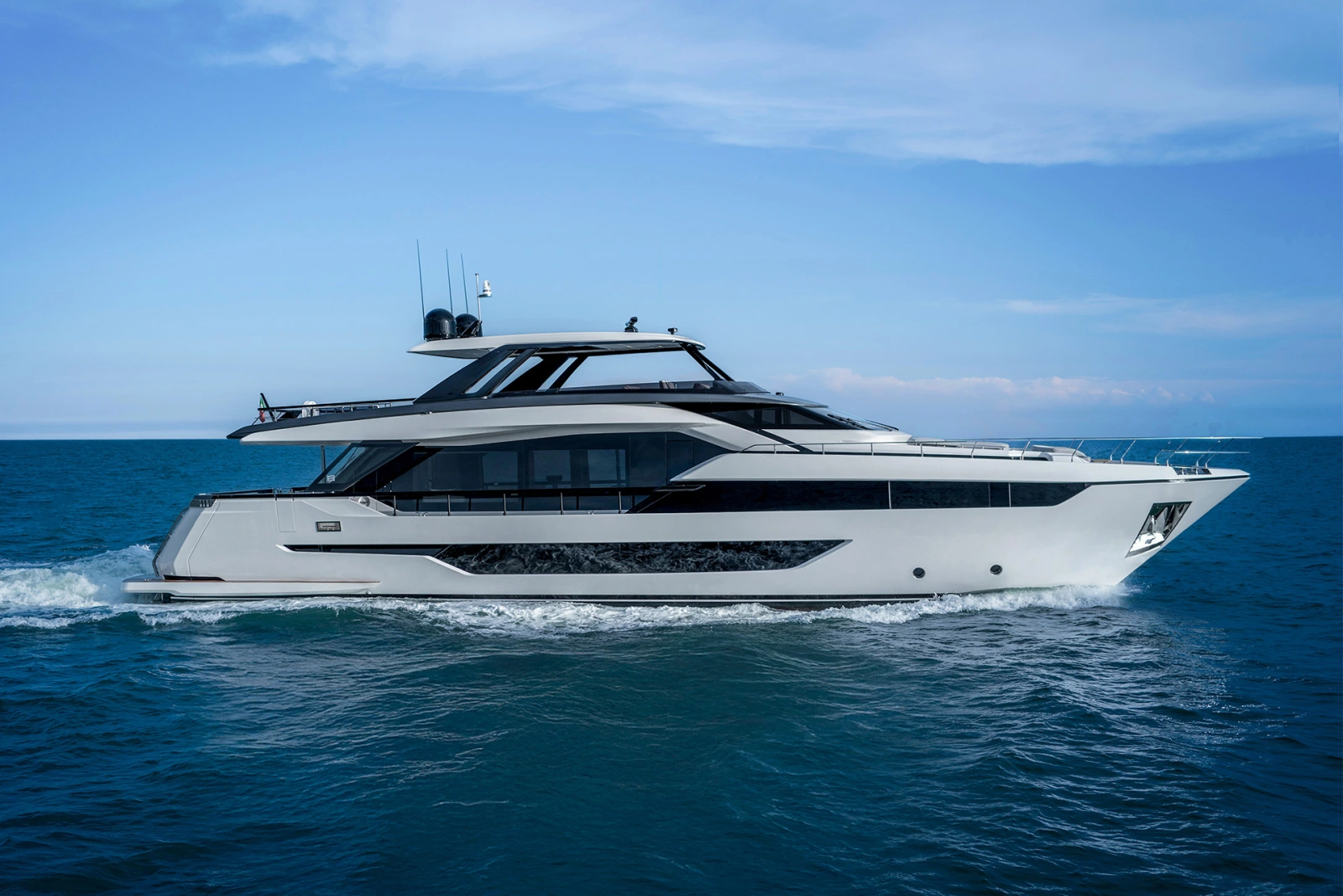 Ferretti Yachts 940: a new way to live on the water, for an experience of luxury and well-being.