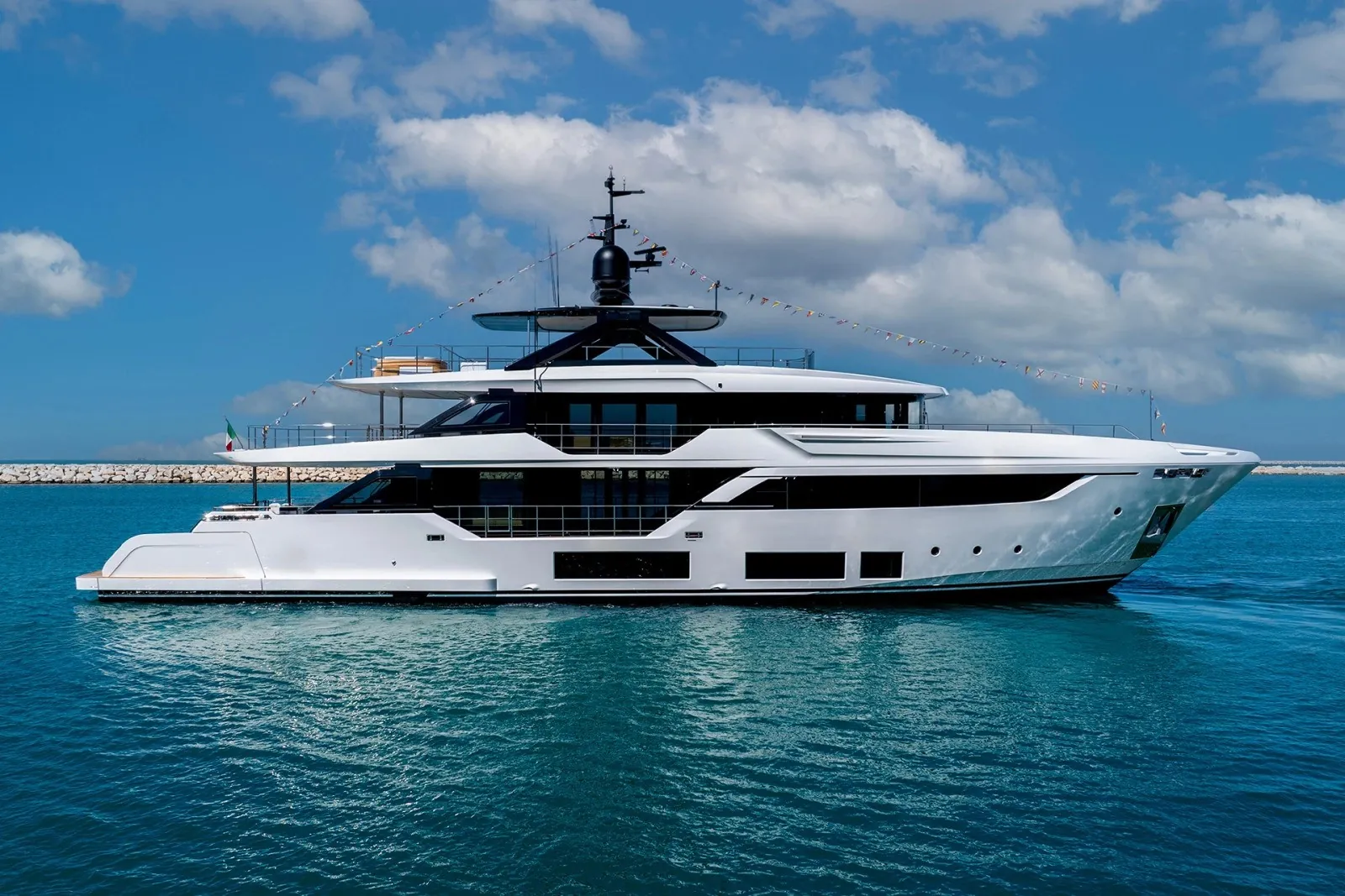 Custom Line Navetta 38: the third hull enters the water.