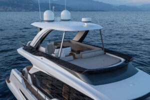 Ferretti Yachts 670