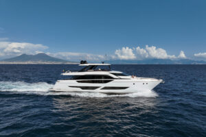 Ferretti Yachts 860