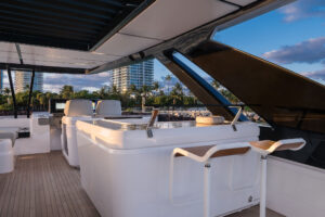 Ferretti Yachts 860