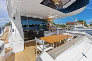 Ferretti Yachts 670