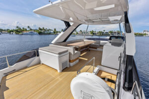 Ferretti Yachts 670